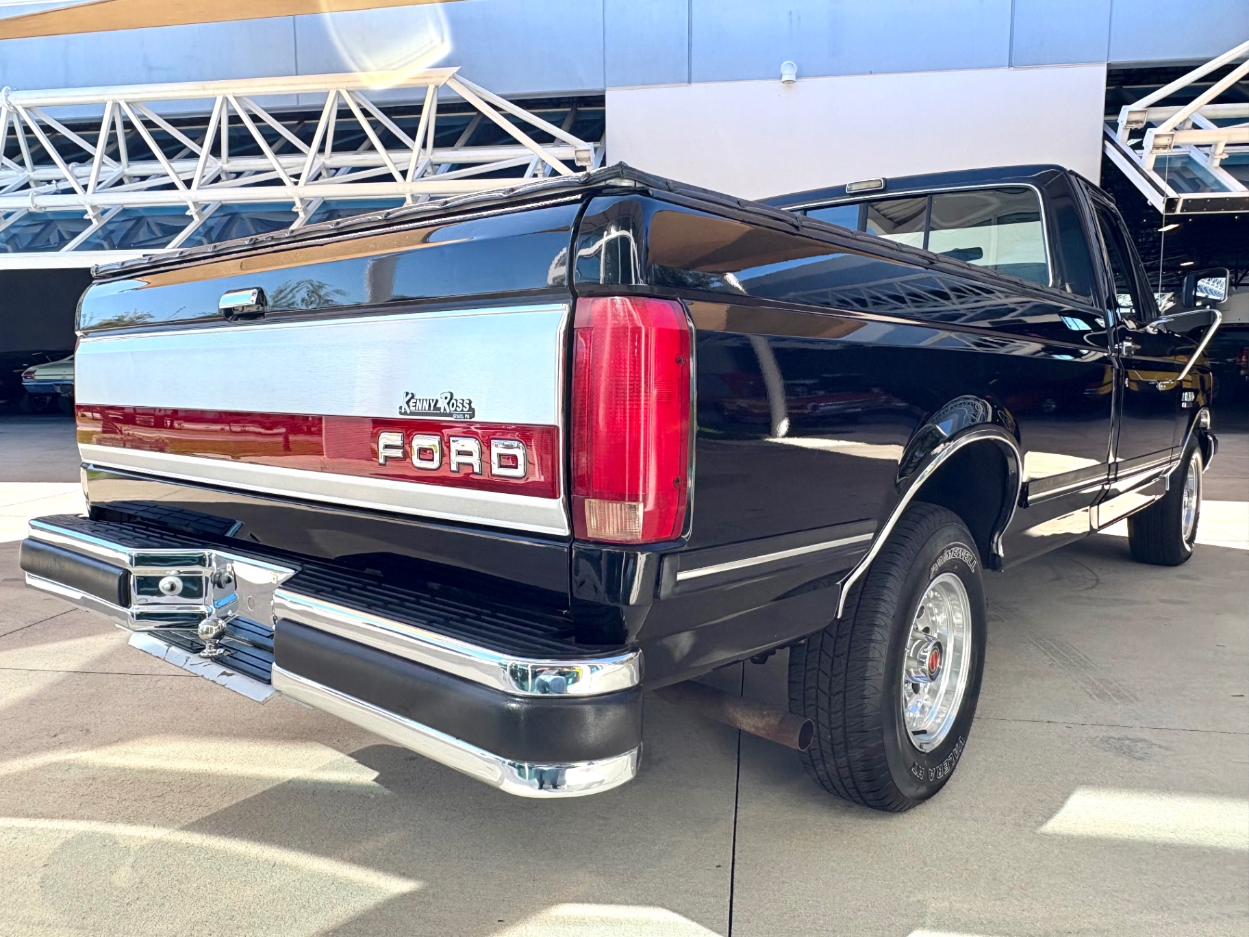 Vehicle photo 6