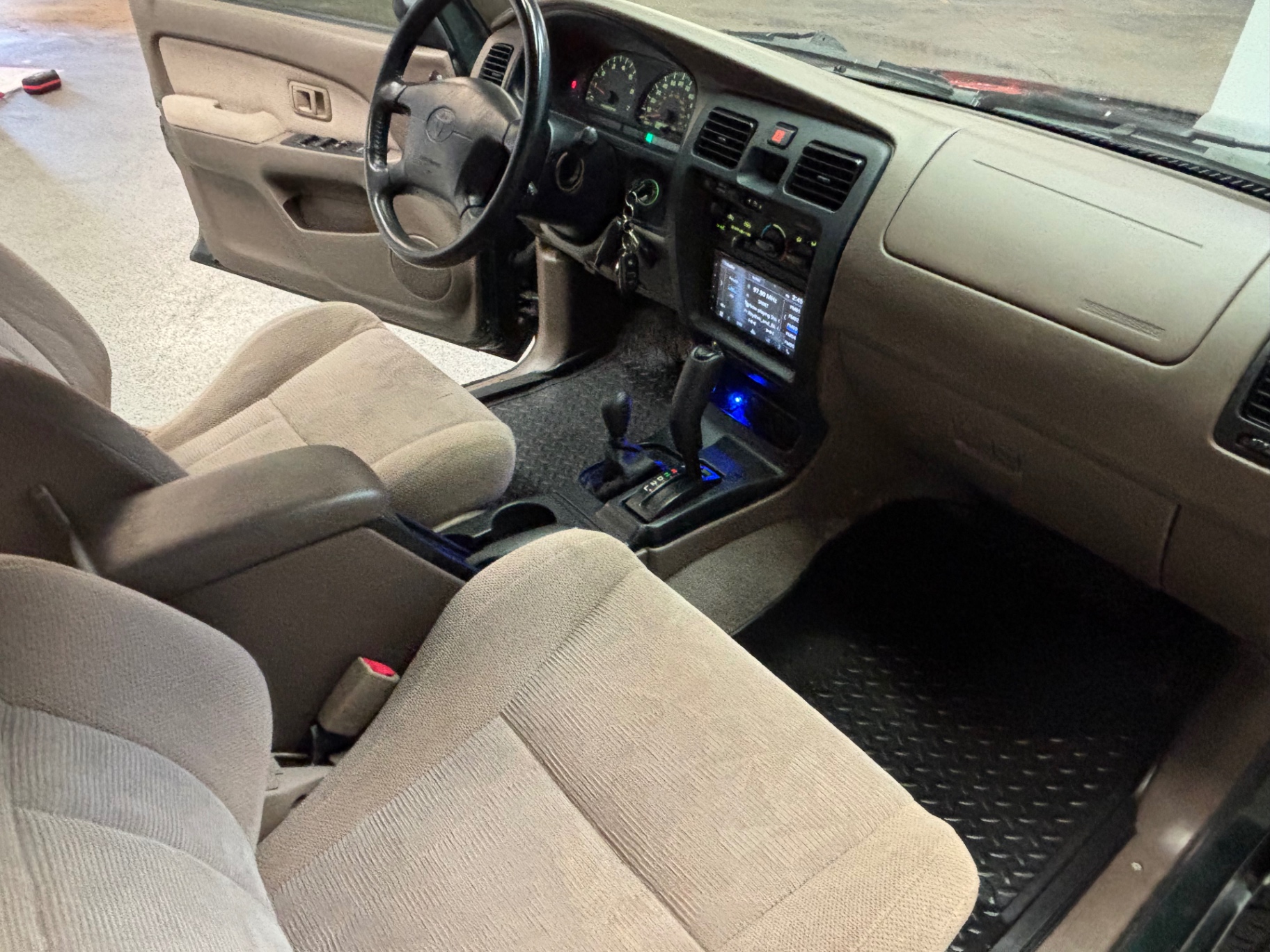 Vehicle photo 33
