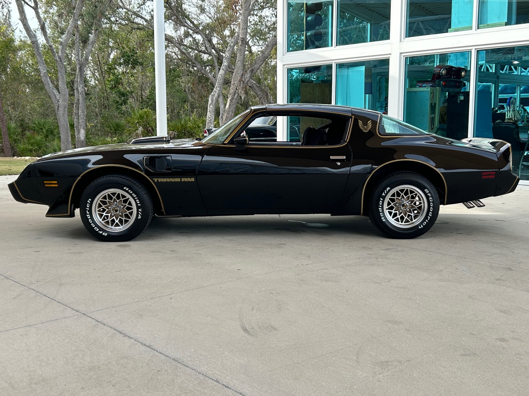 Vehicle photo 8