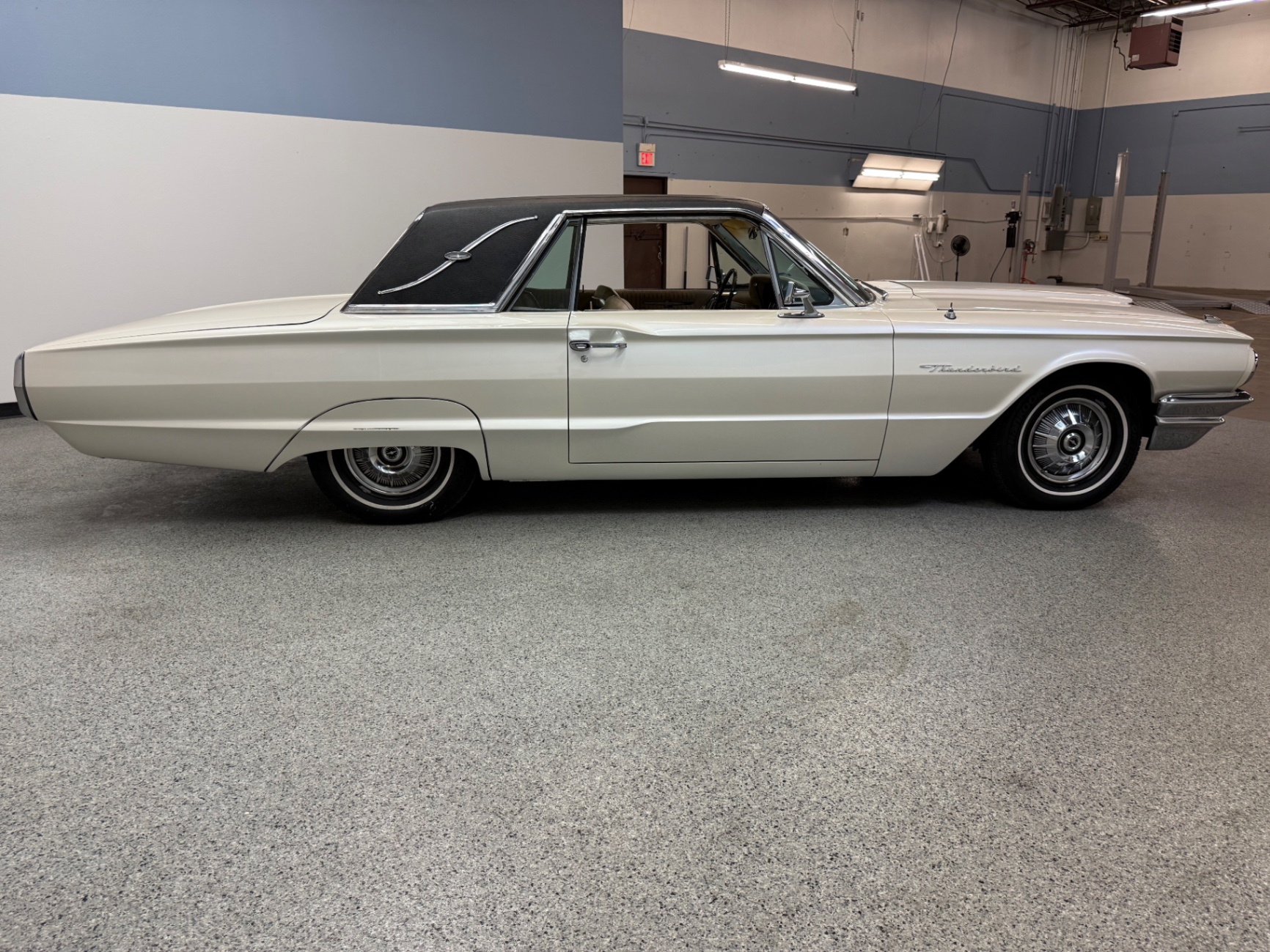 Vehicle photo 9