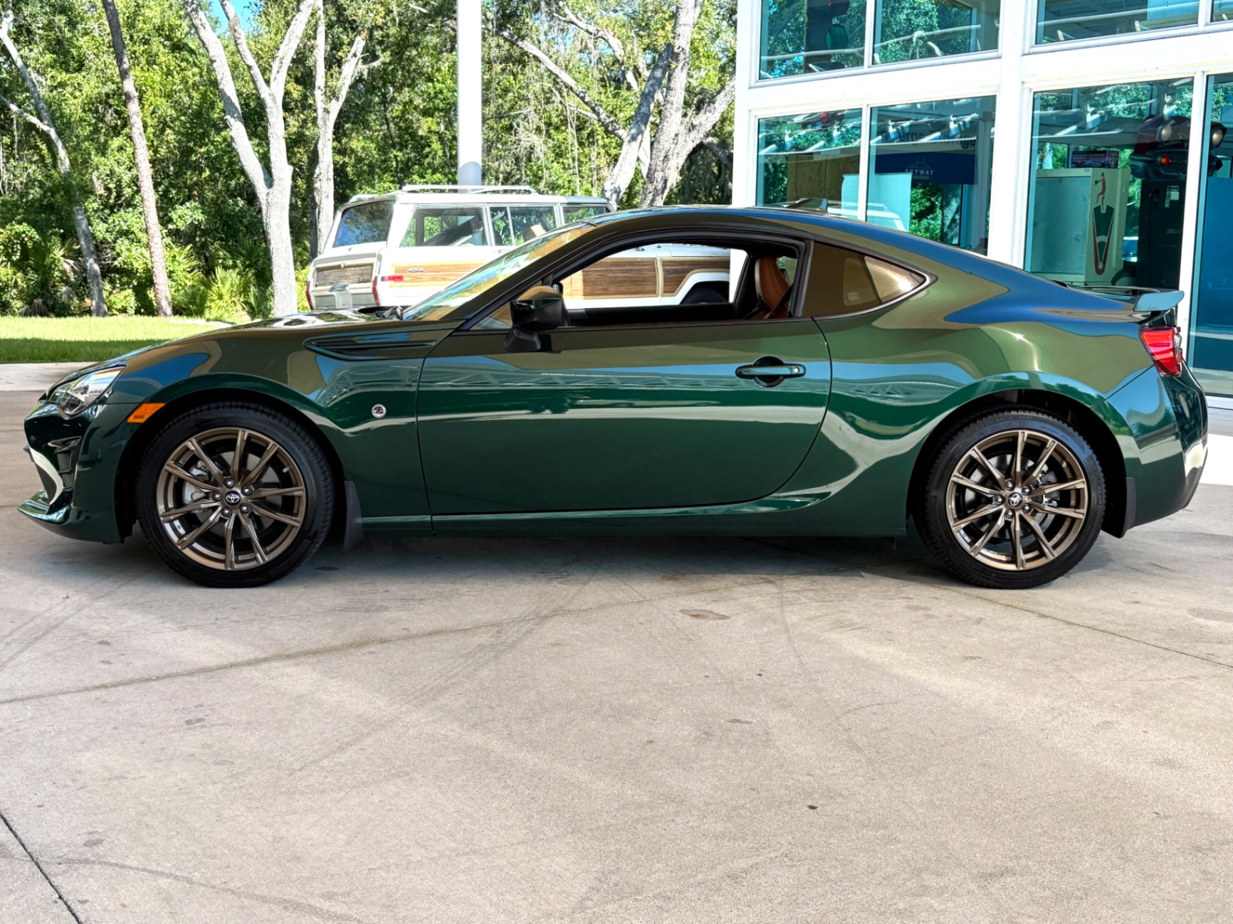 Vehicle photo 9