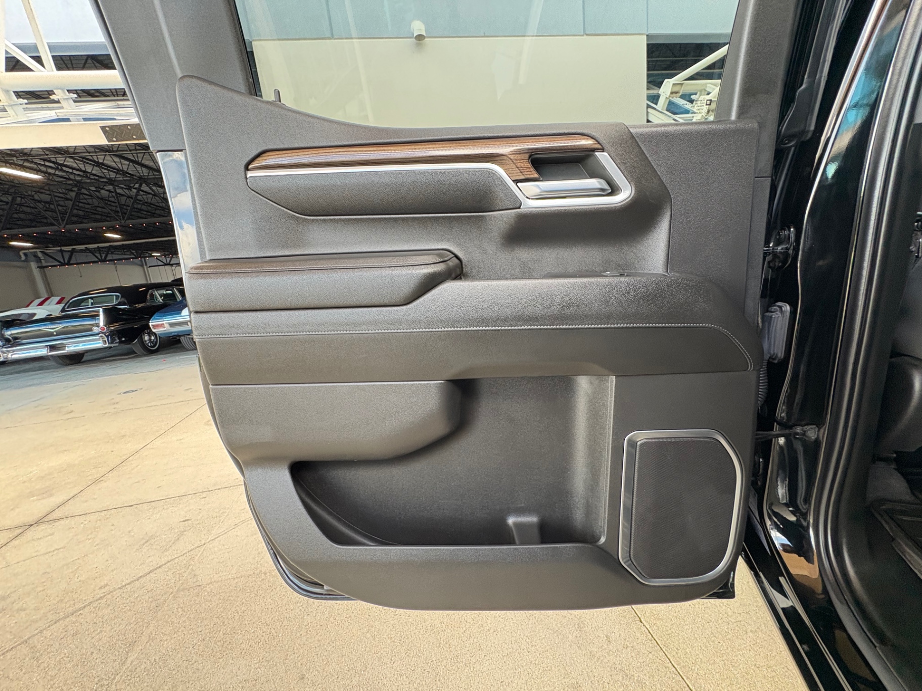 Vehicle photo 34