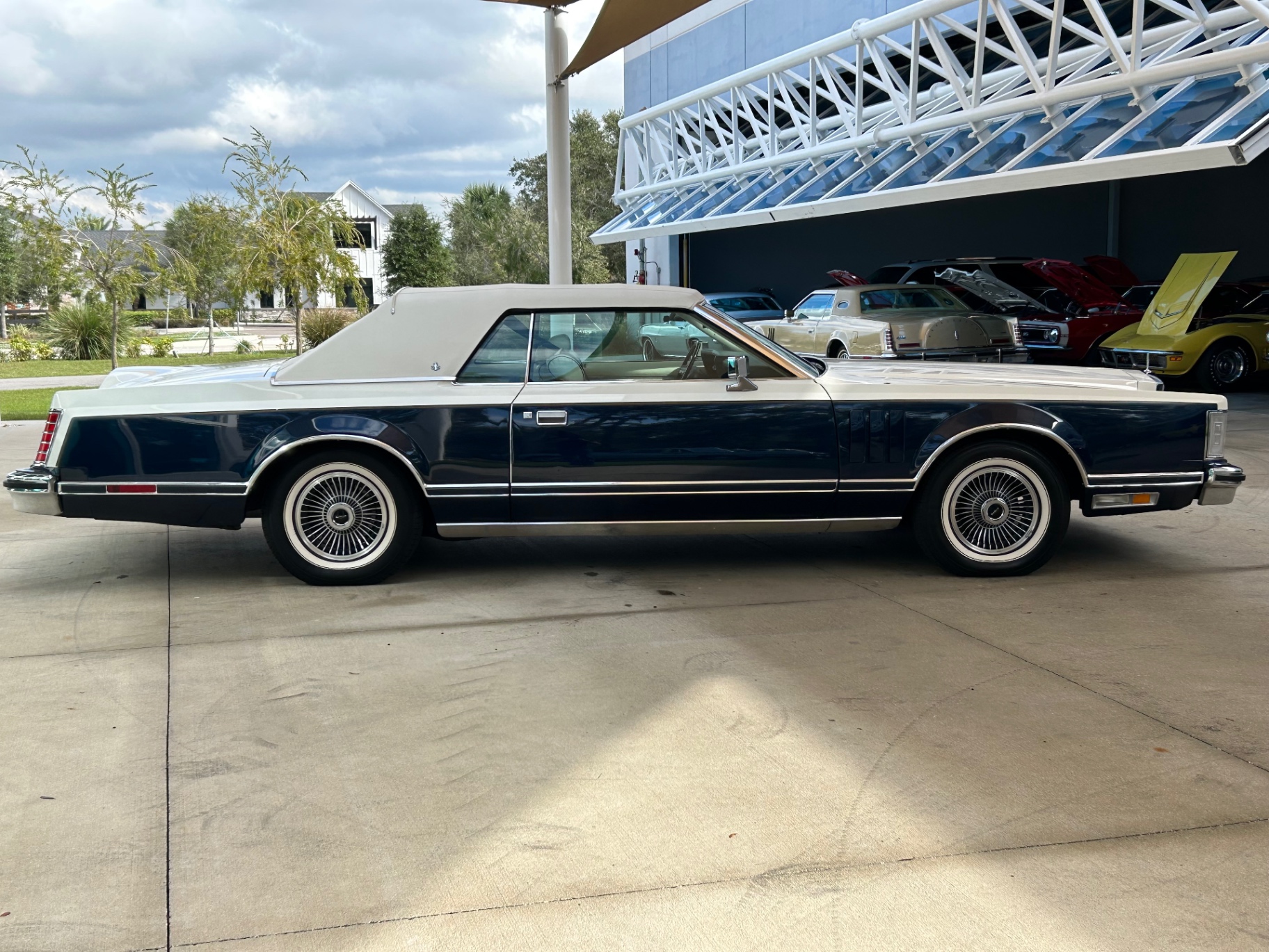 Vehicle photo 4