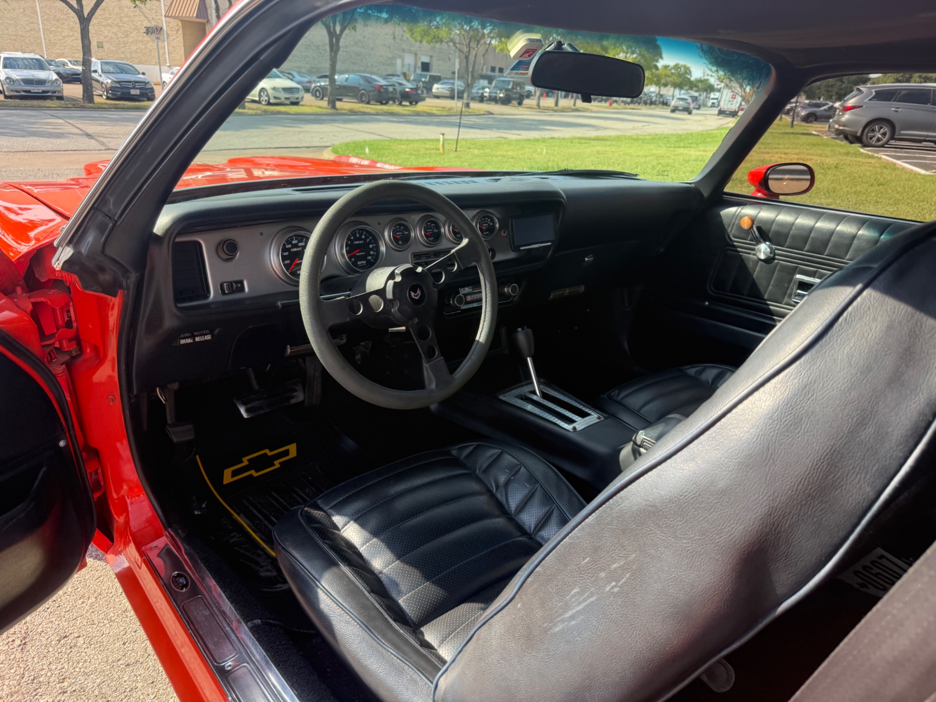 Vehicle photo 21