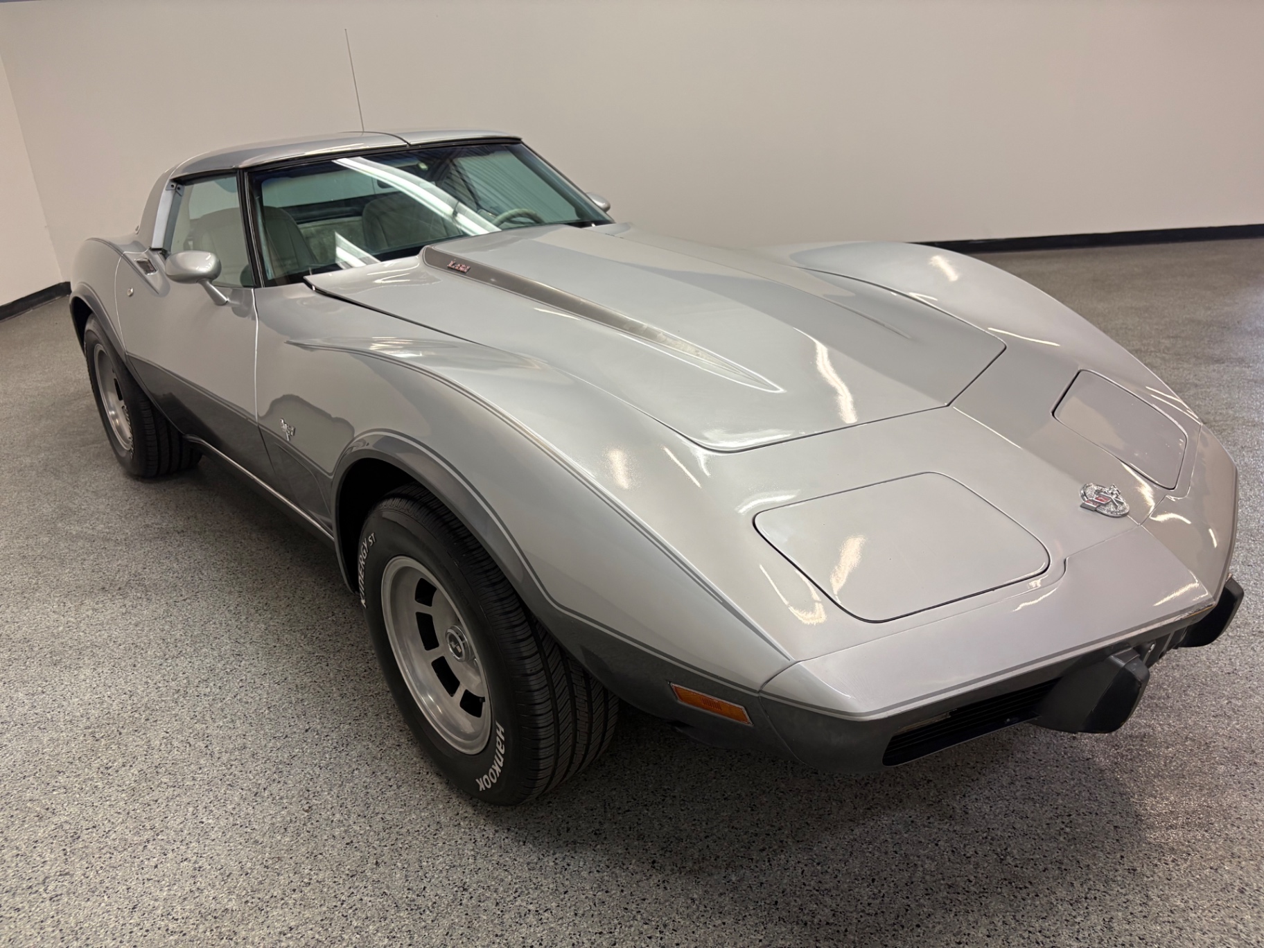 Vehicle photo 9