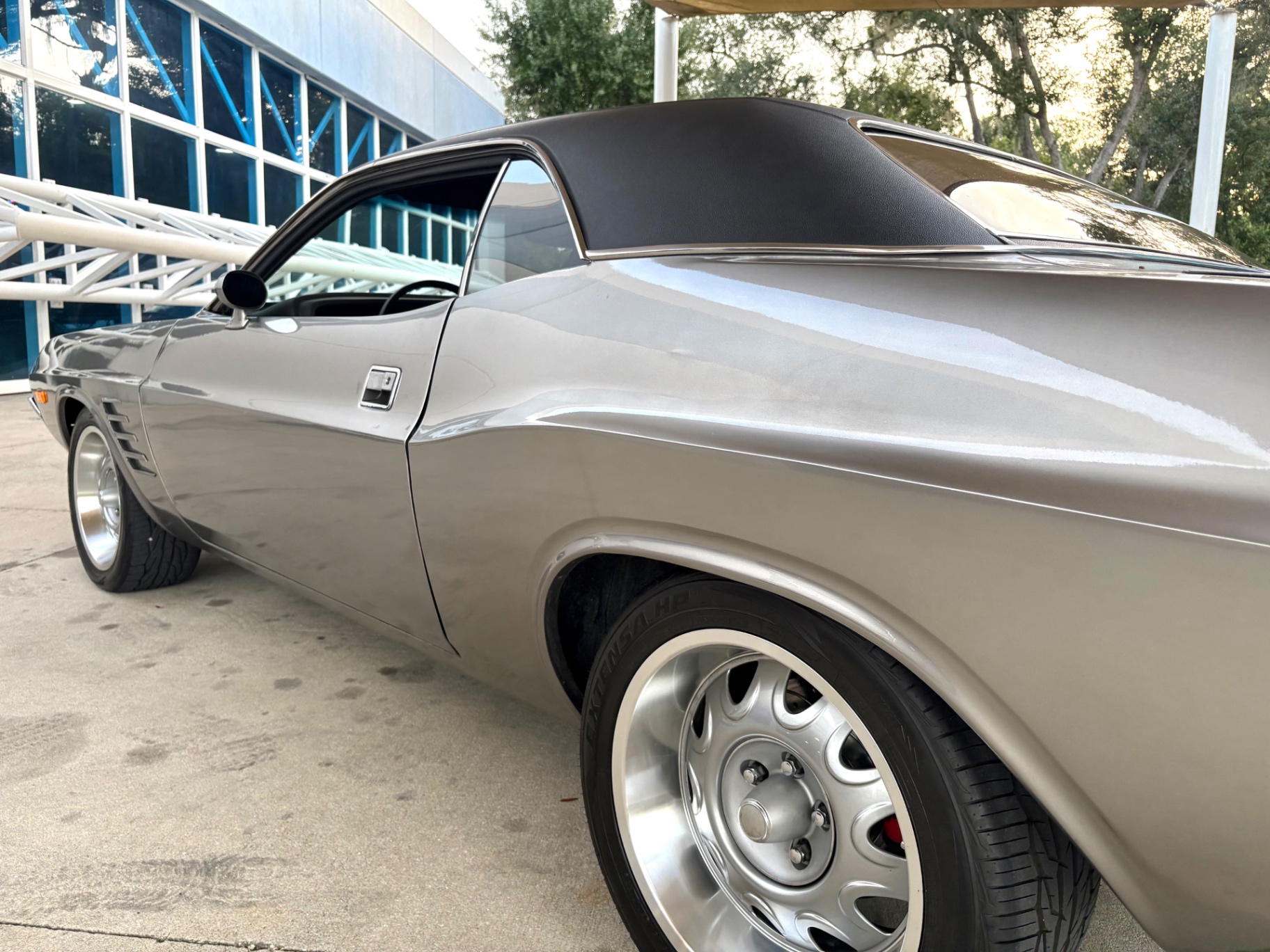 Vehicle photo 18