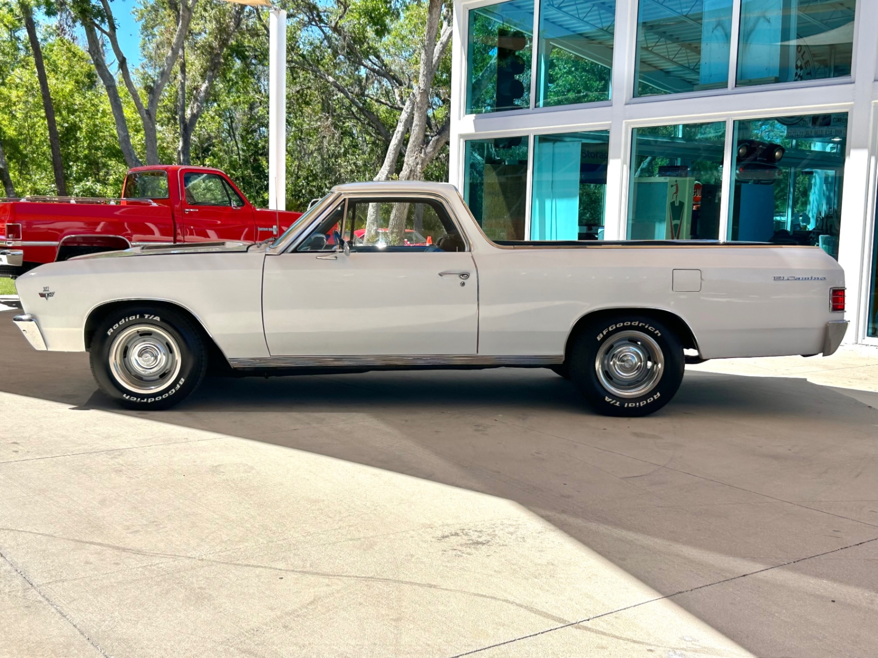 Vehicle photo 9