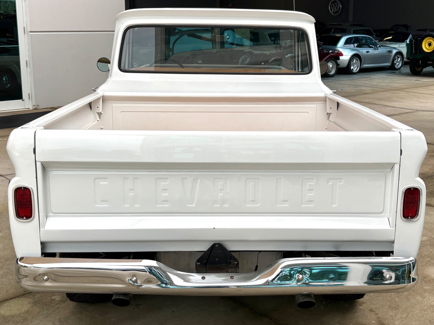 Vehicle photo 8