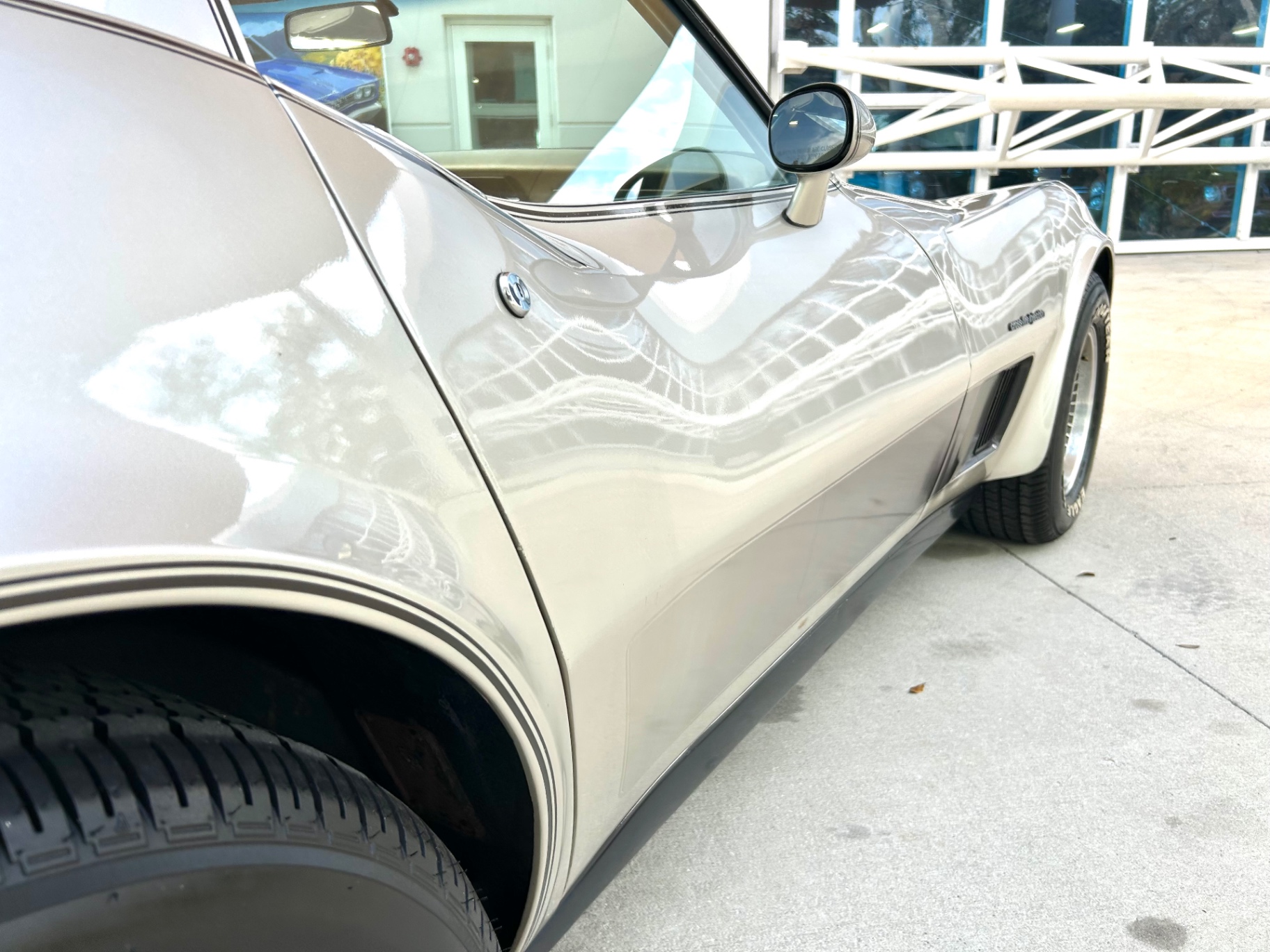 Vehicle photo 17
