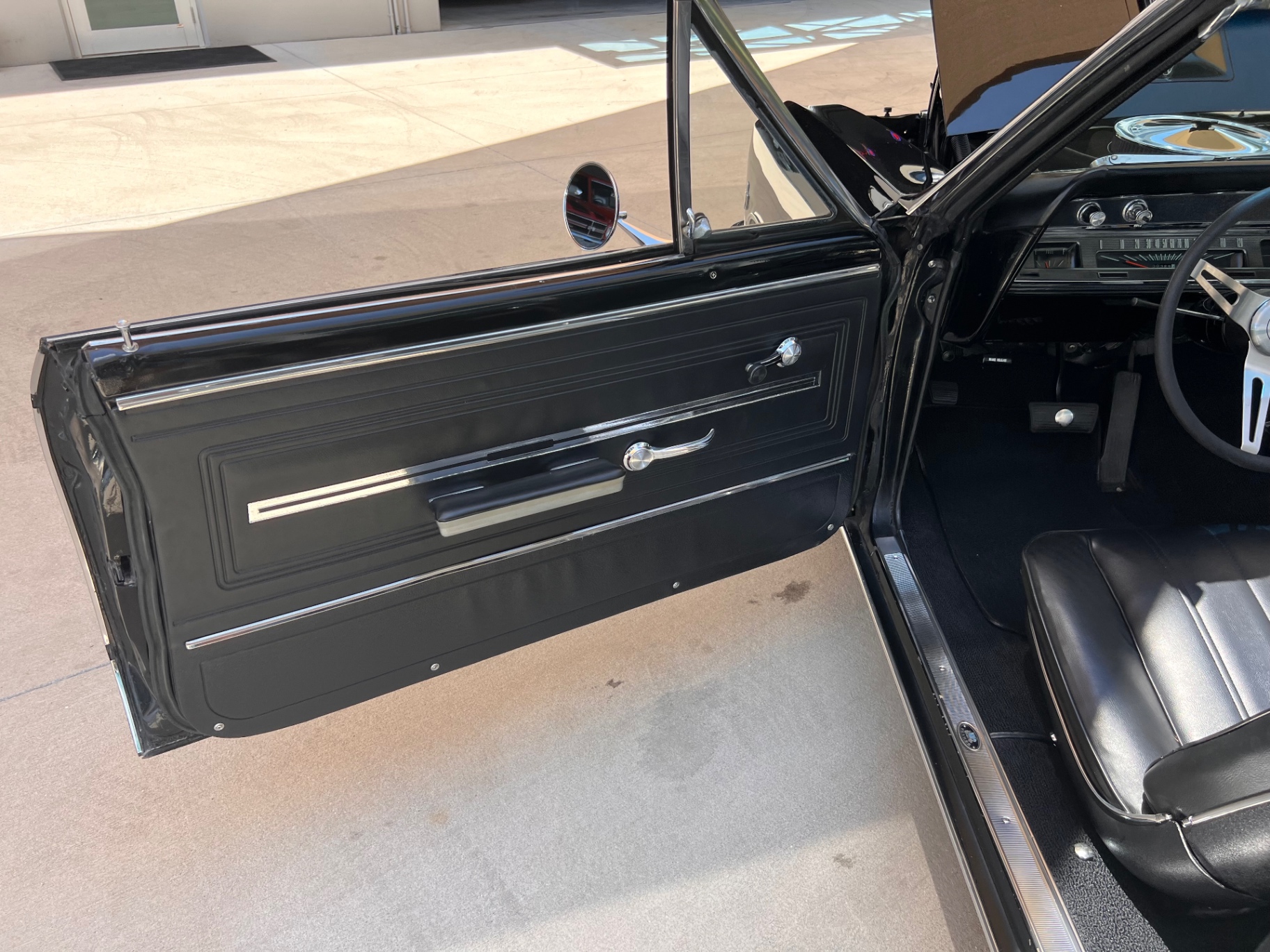 Vehicle photo 25
