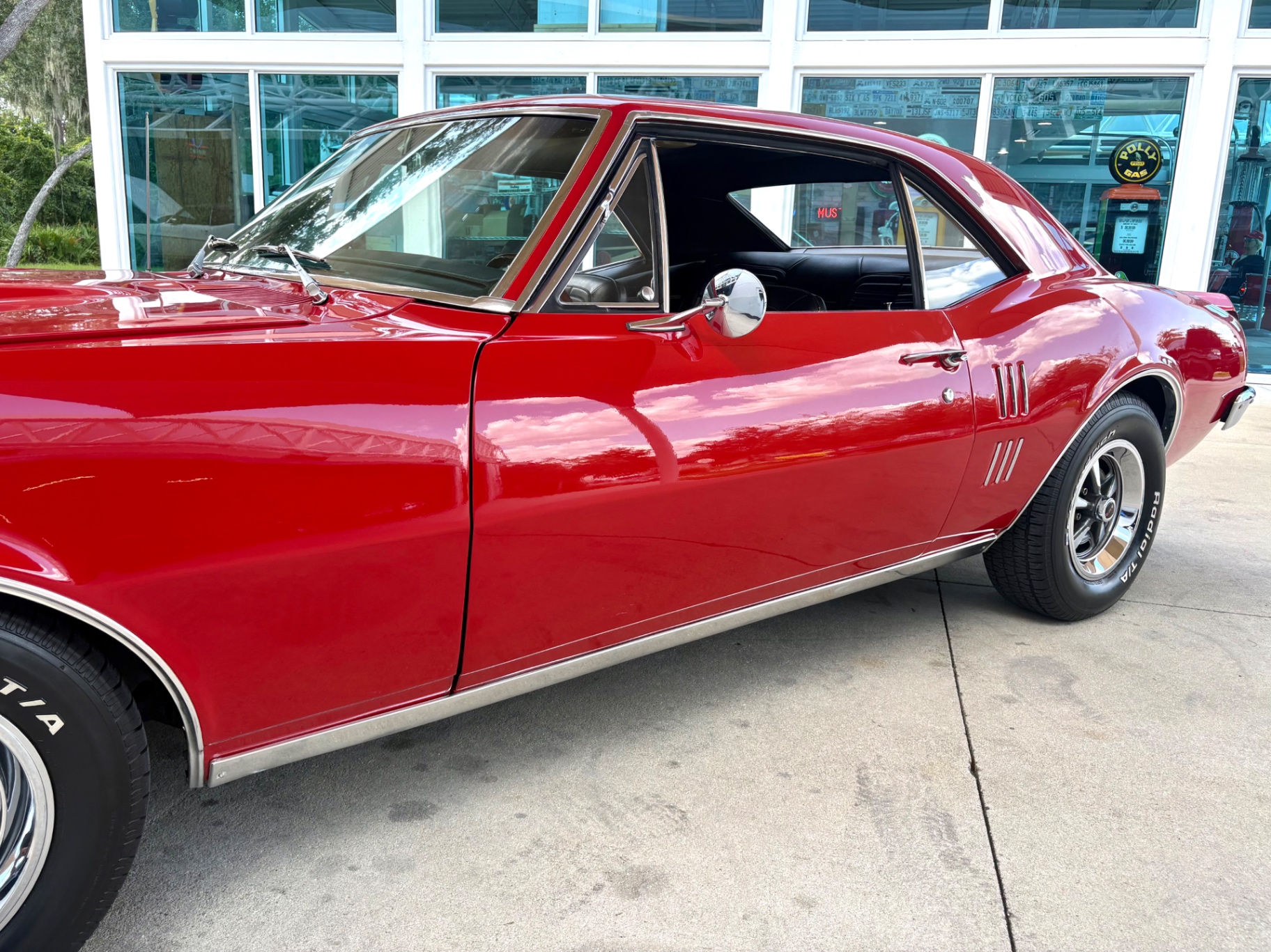 Vehicle photo 13