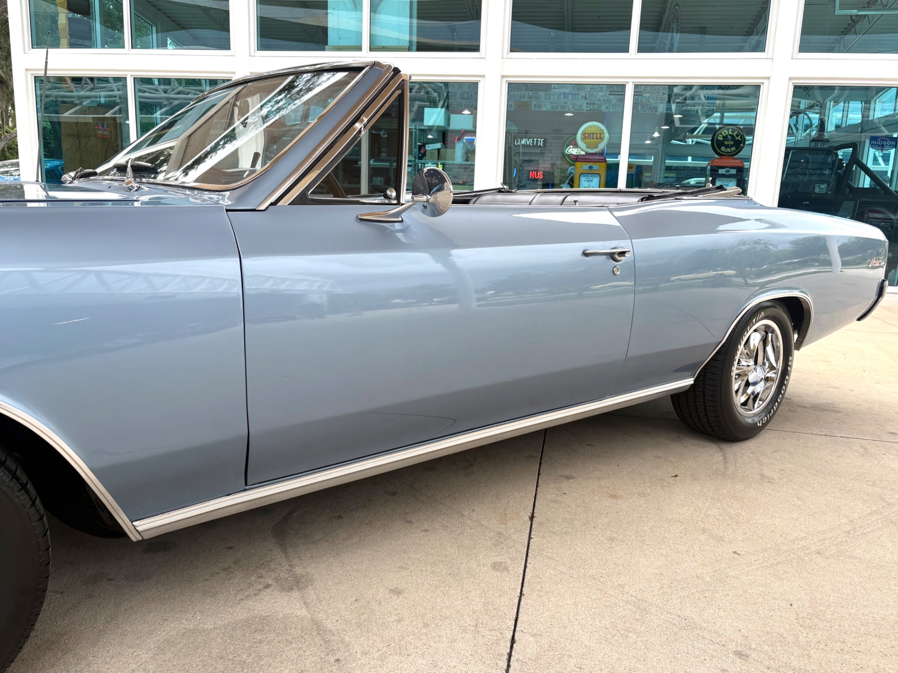 Vehicle photo 13