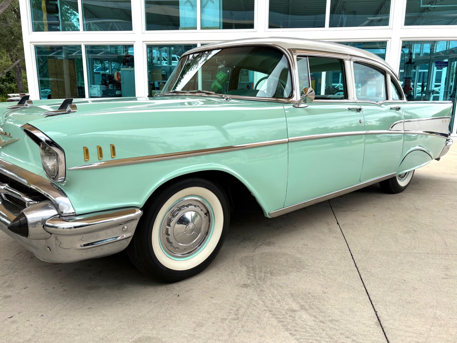 Vehicle photo 12
