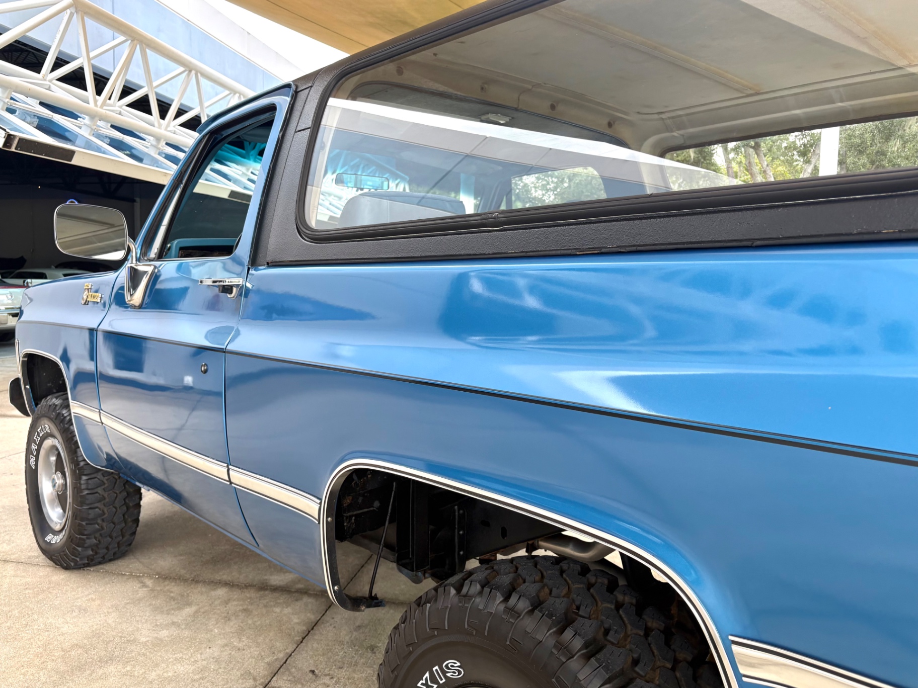 Vehicle photo 13