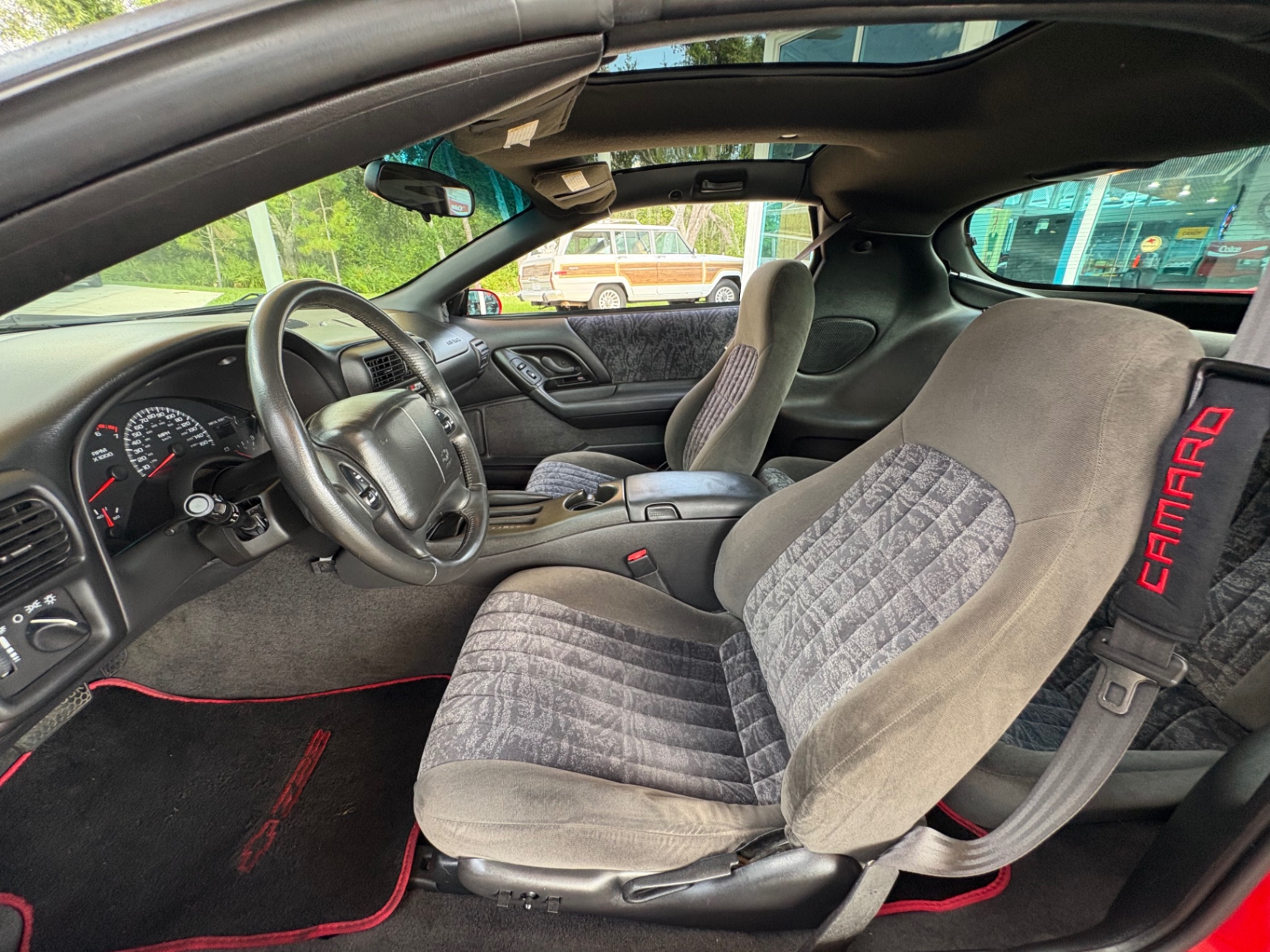 Vehicle photo 33