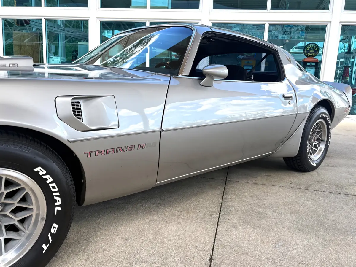 Vehicle photo 13
