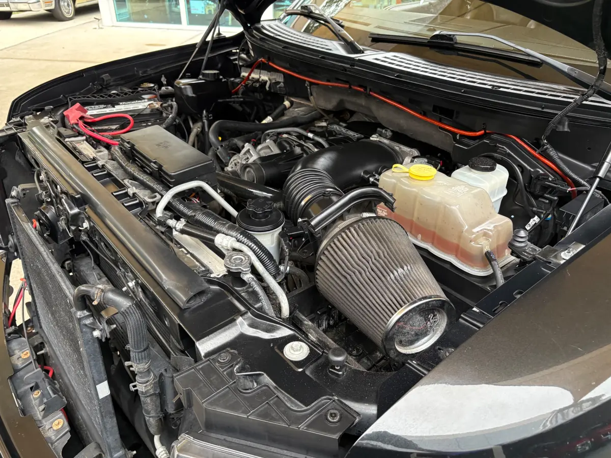 Vehicle photo 29