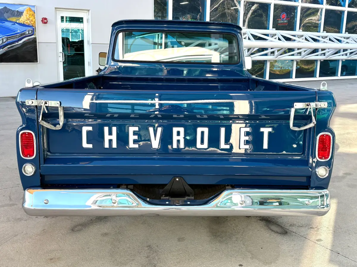 Vehicle photo 7