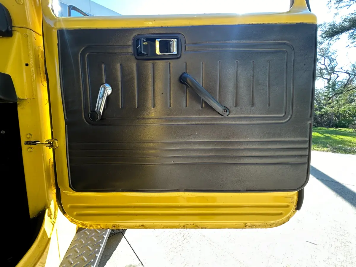 Vehicle photo 23
