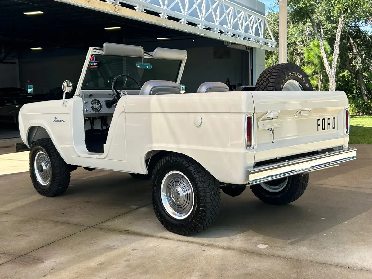 Vehicle photo 8