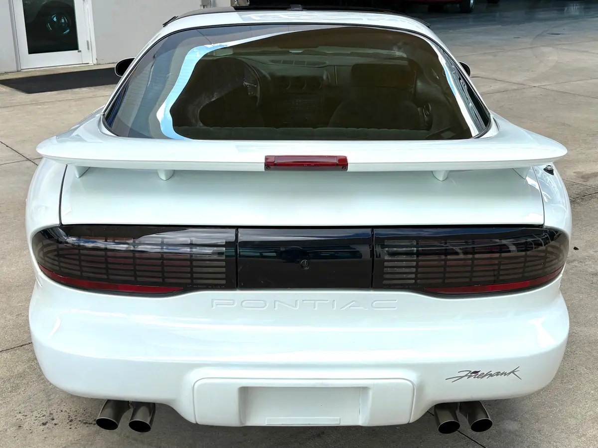 Vehicle photo 8