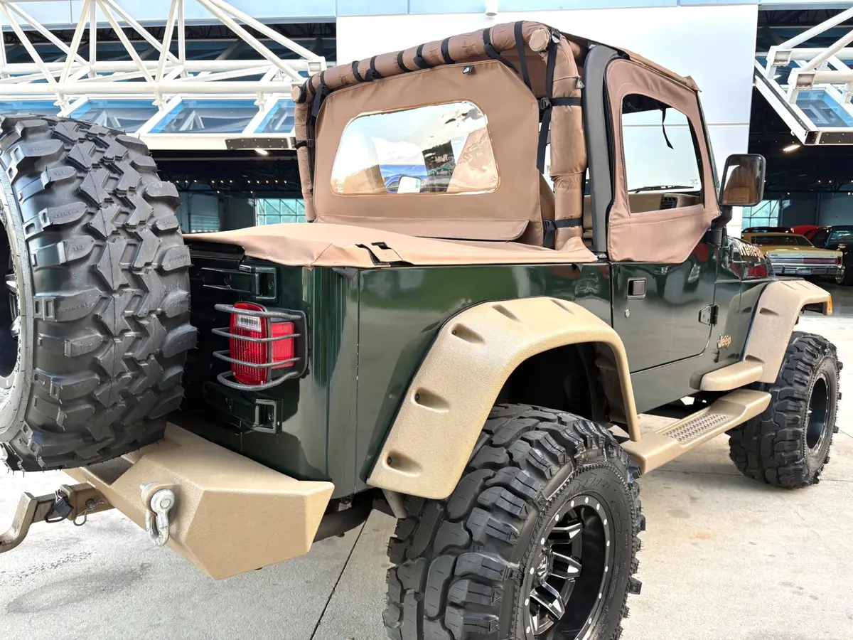 Vehicle photo 15