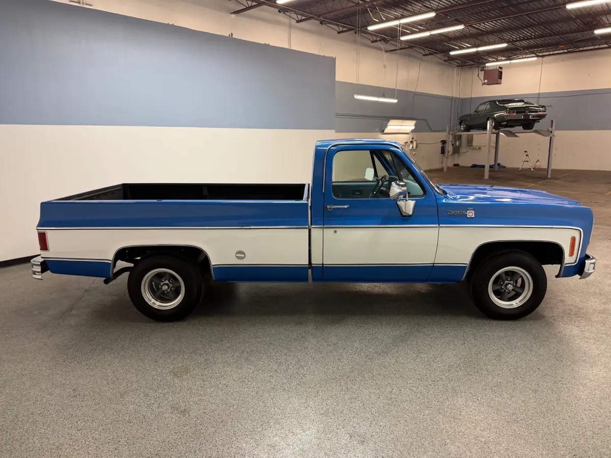 Vehicle photo 7