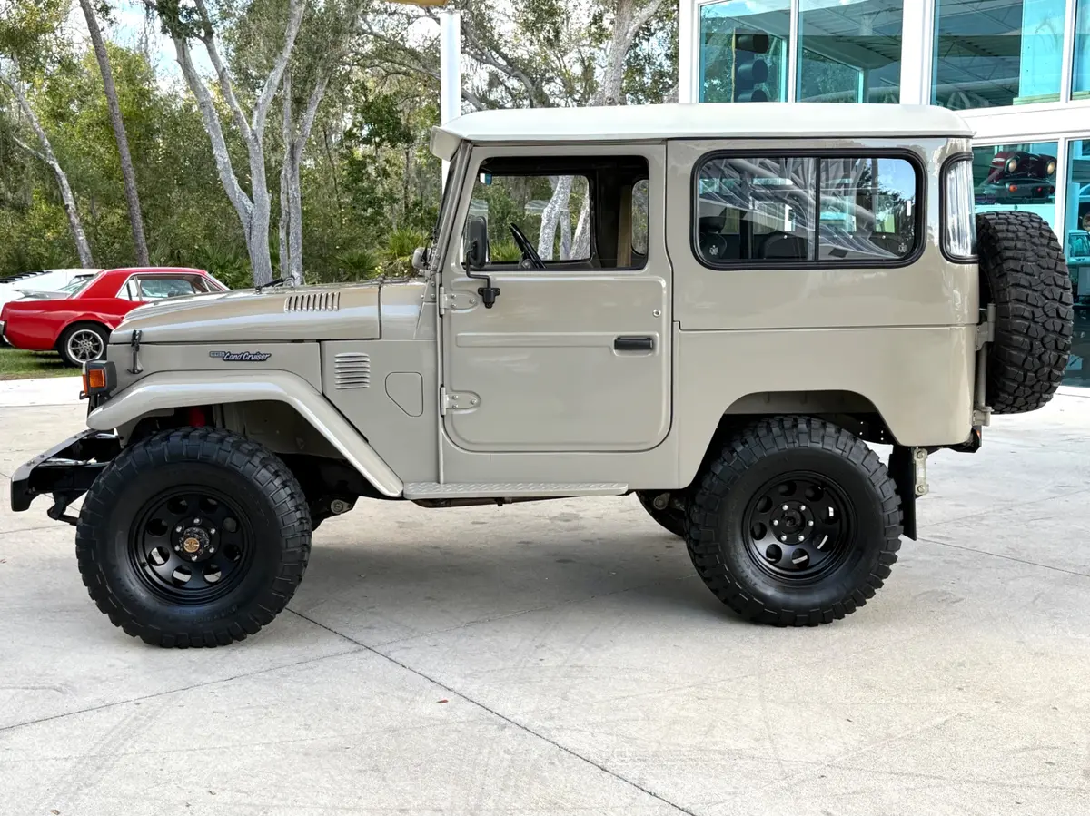 Vehicle photo 10