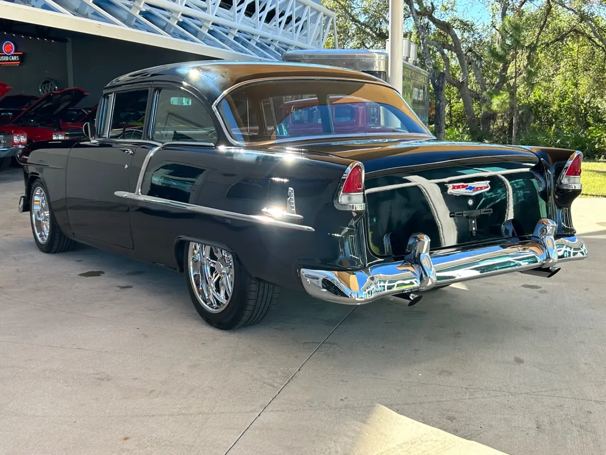 Vehicle photo 10