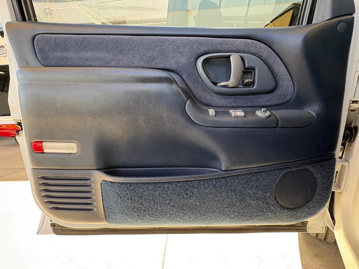 Vehicle photo 33