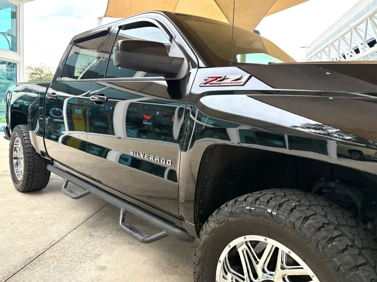 Vehicle photo 18