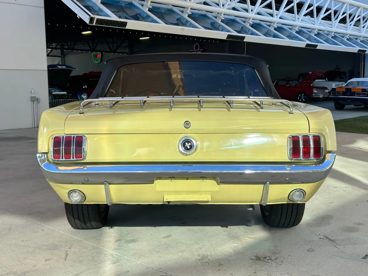 Vehicle photo 14