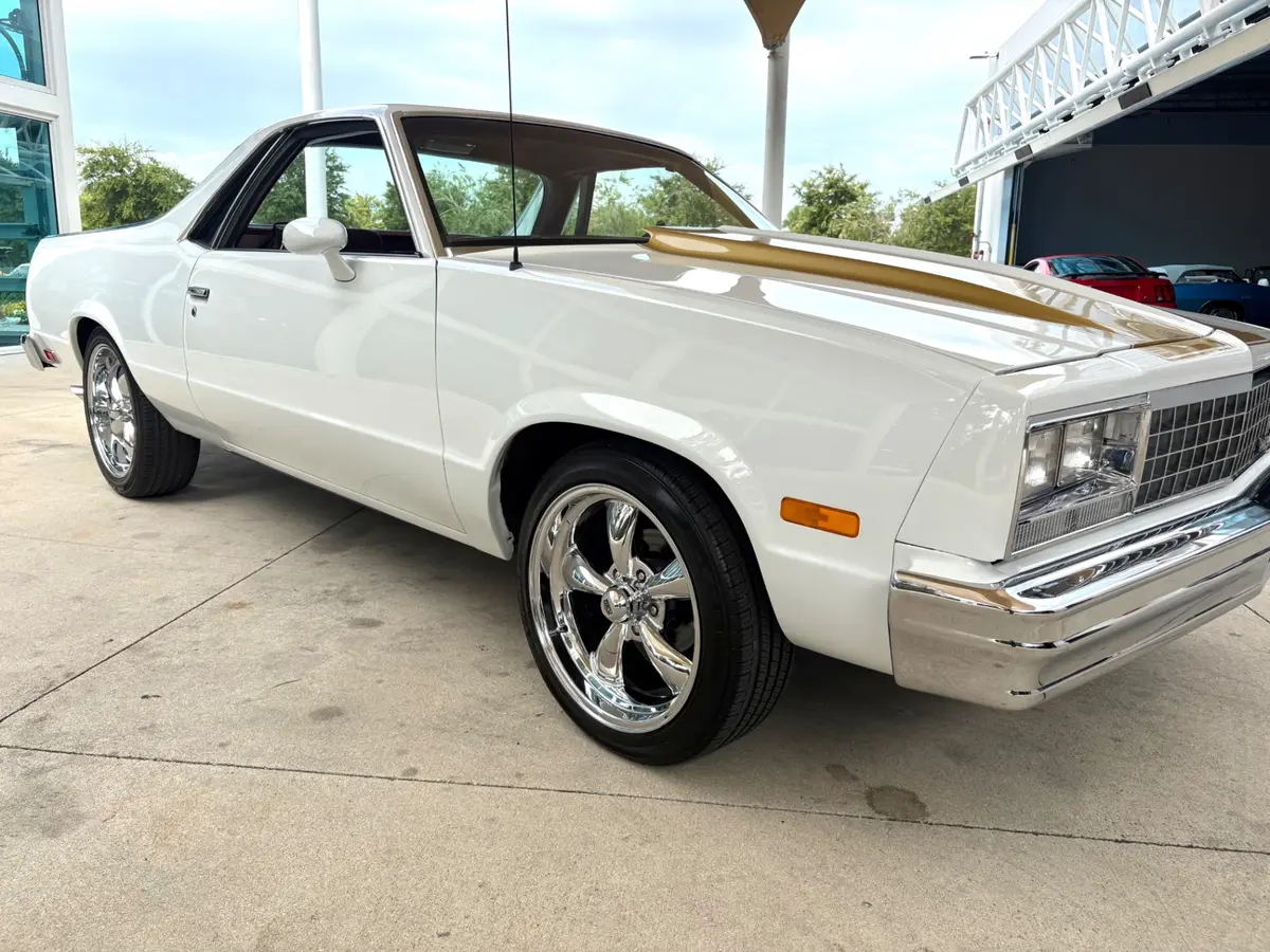 Vehicle photo 19