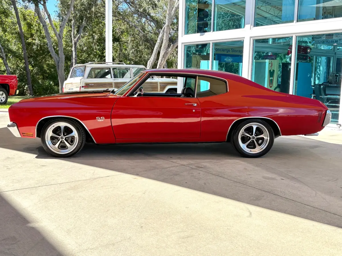 Vehicle photo 11