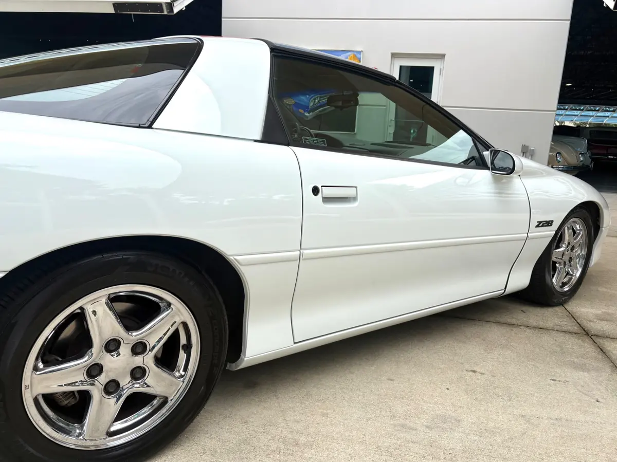 Vehicle photo 17