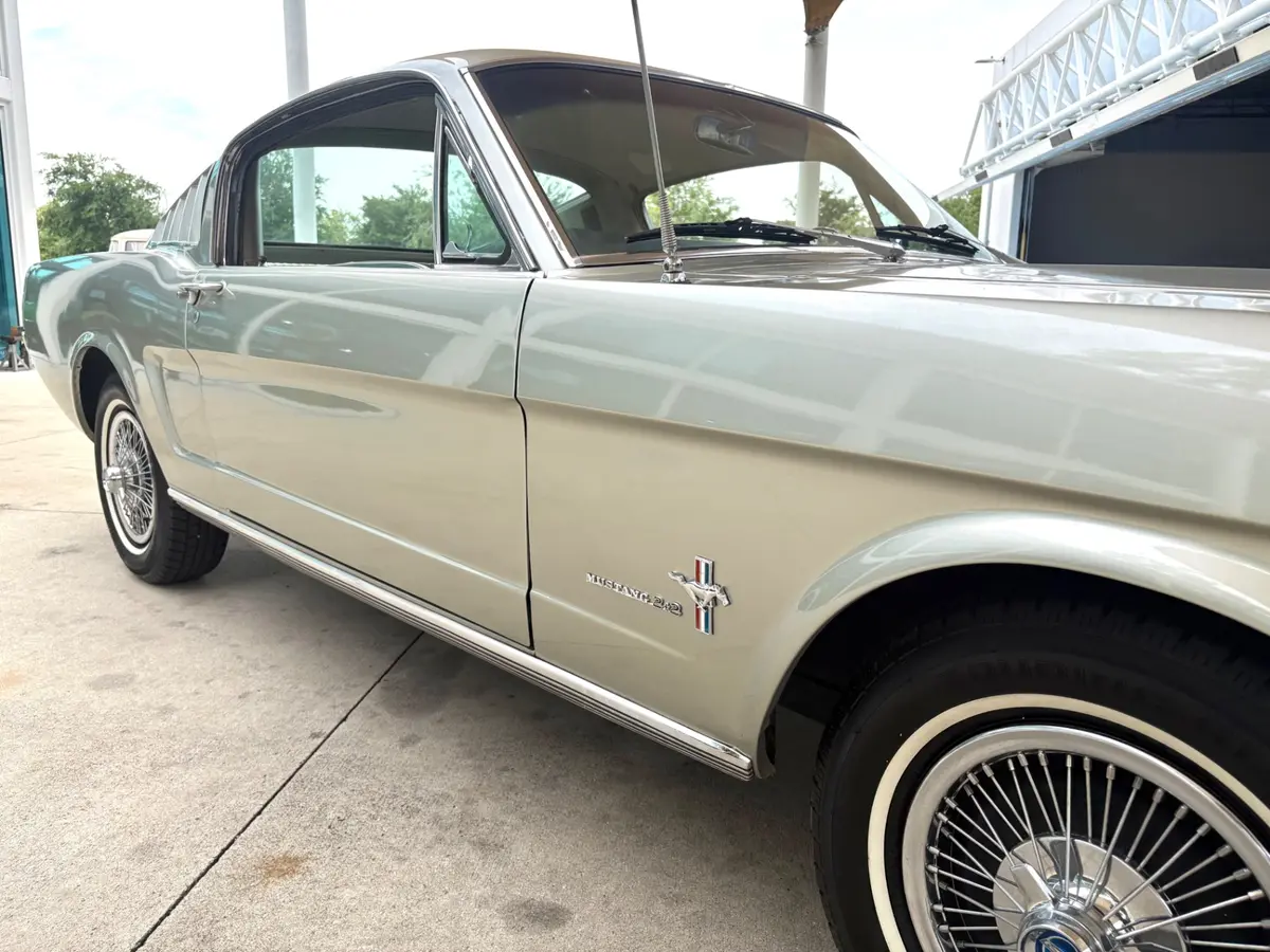 Vehicle photo 18