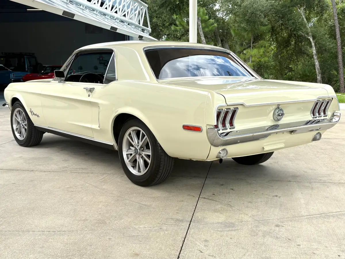 Vehicle photo 9