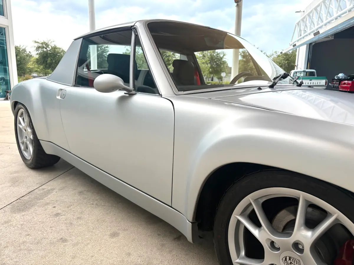 Vehicle photo 18
