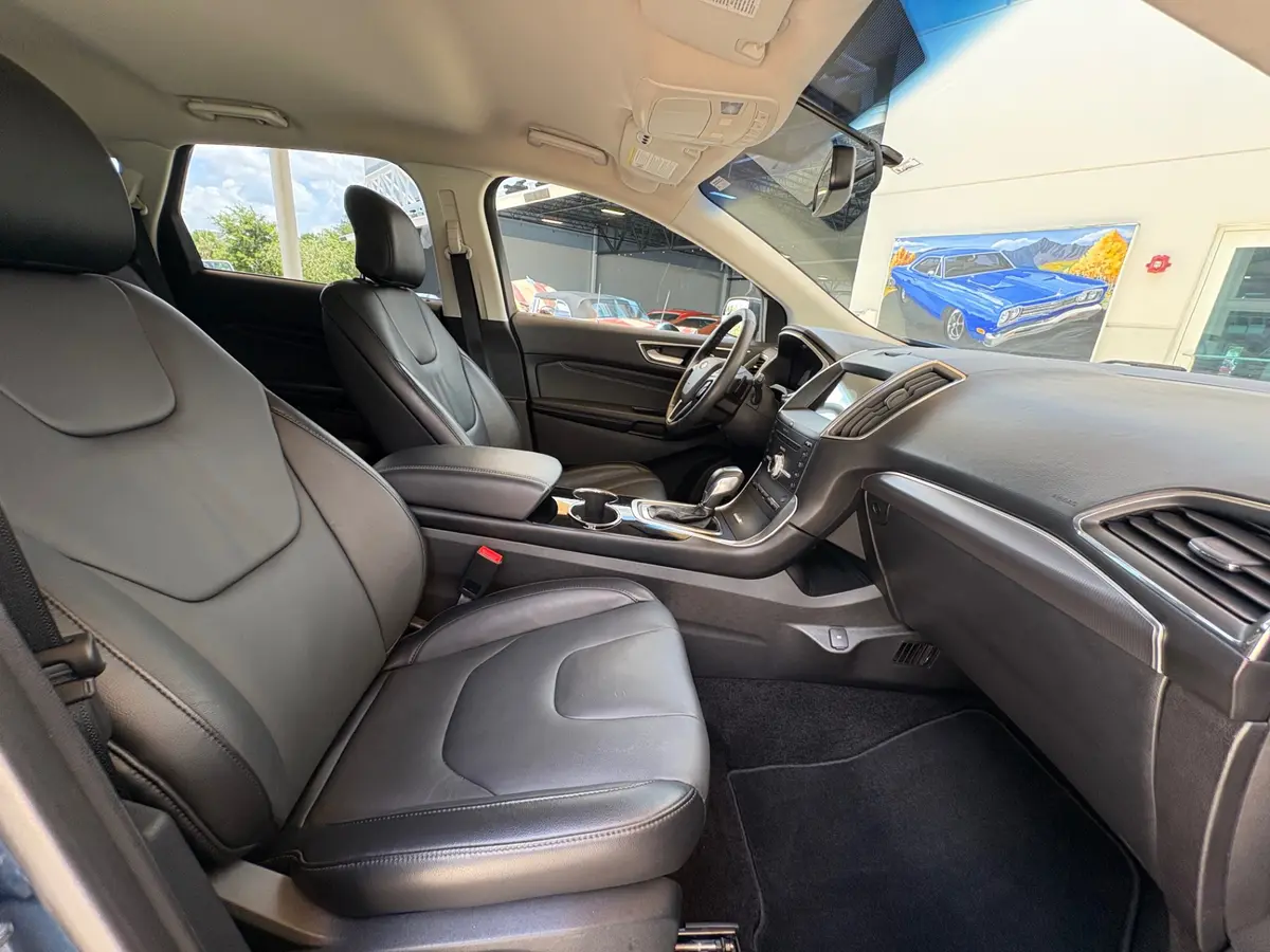 Vehicle photo 44