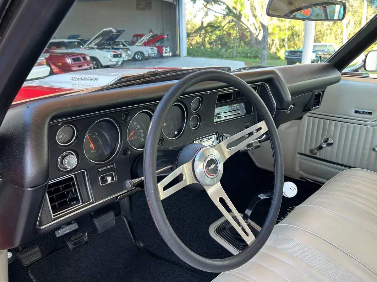 Vehicle photo 30