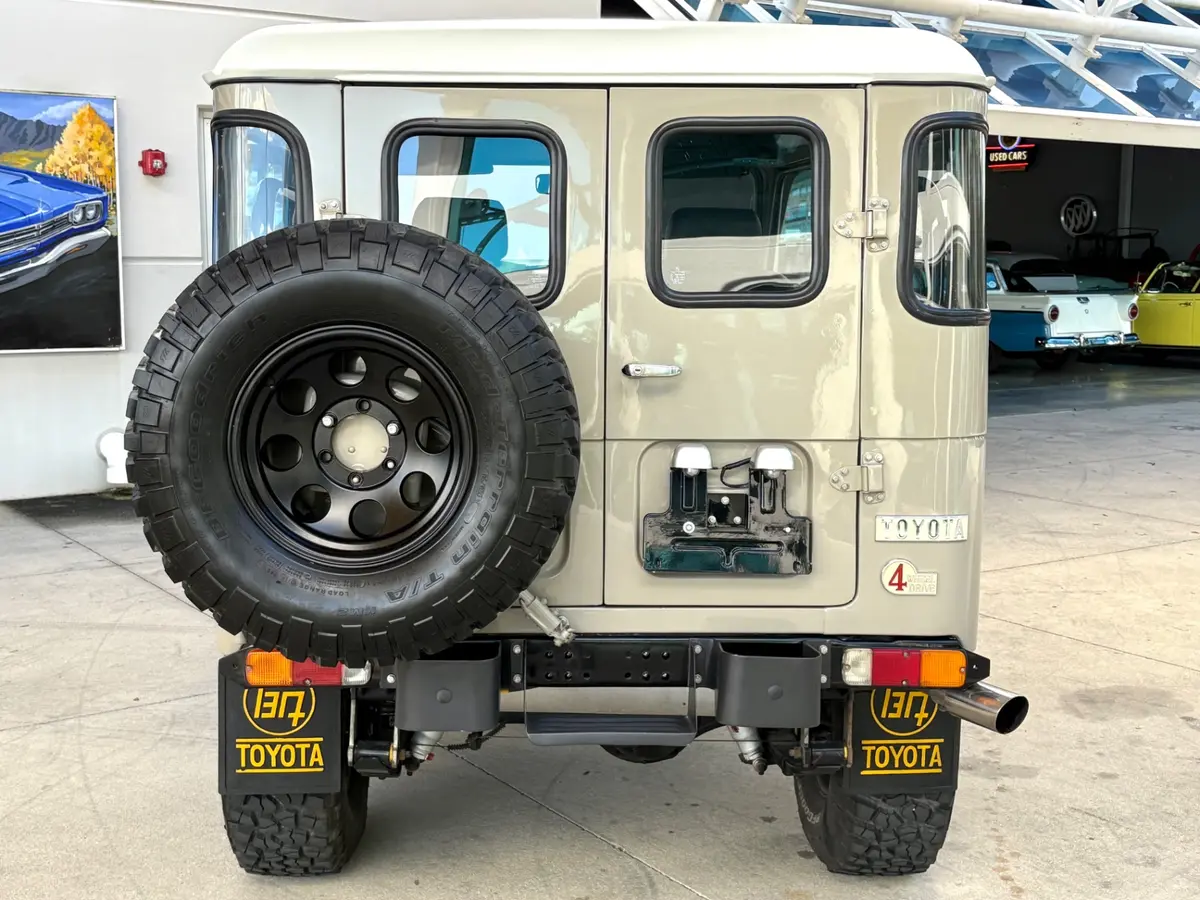 Vehicle photo 7