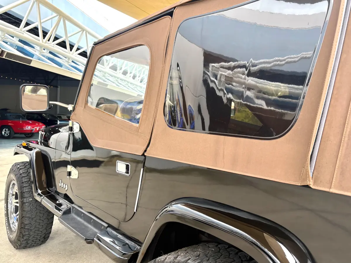 Vehicle photo 14