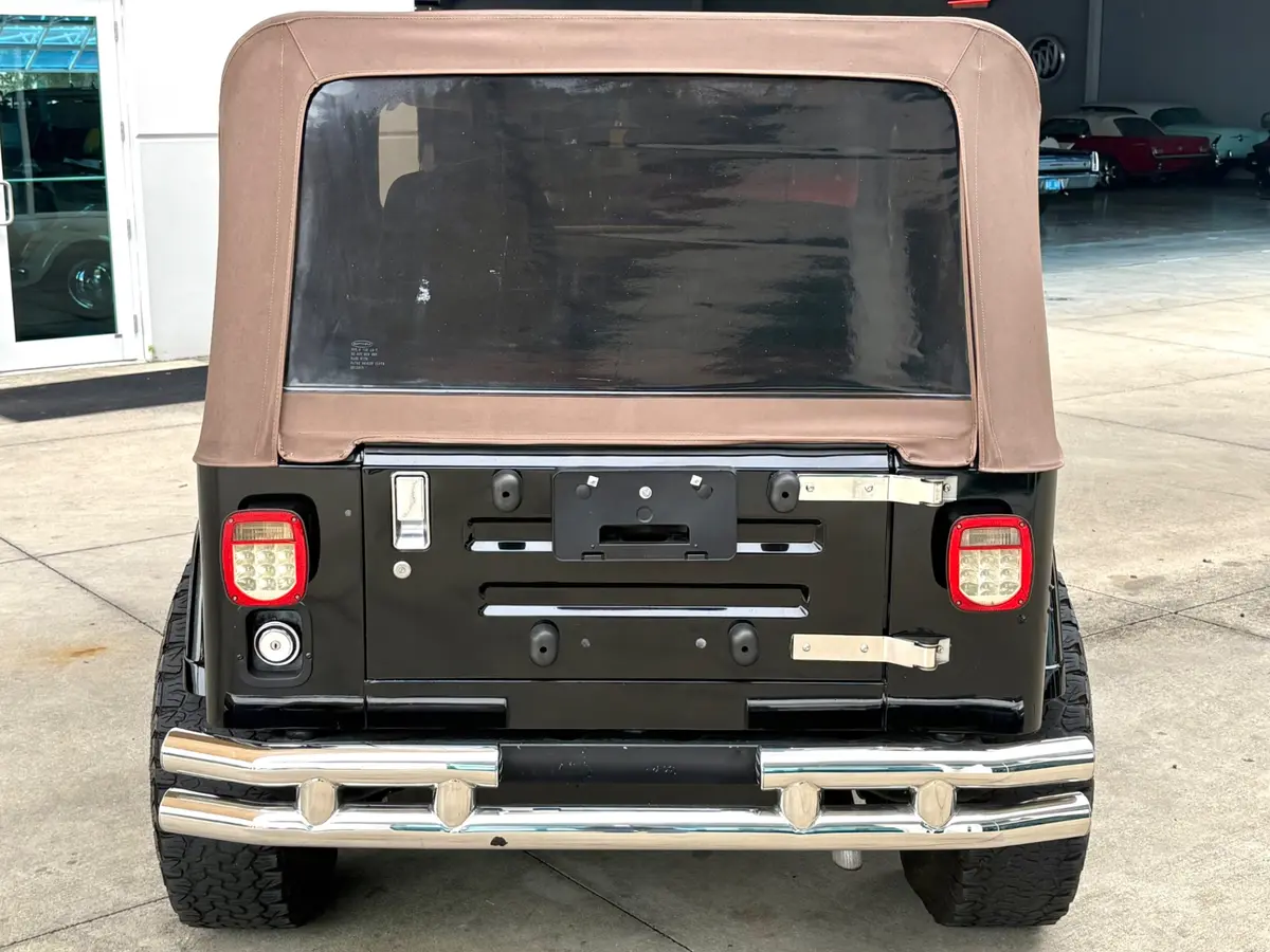 Vehicle photo 8