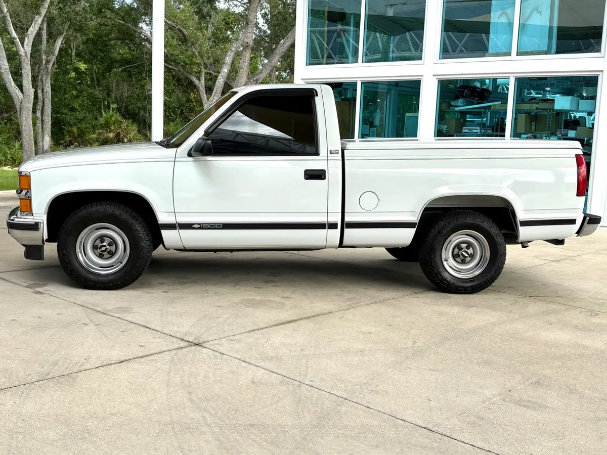 Vehicle photo 9