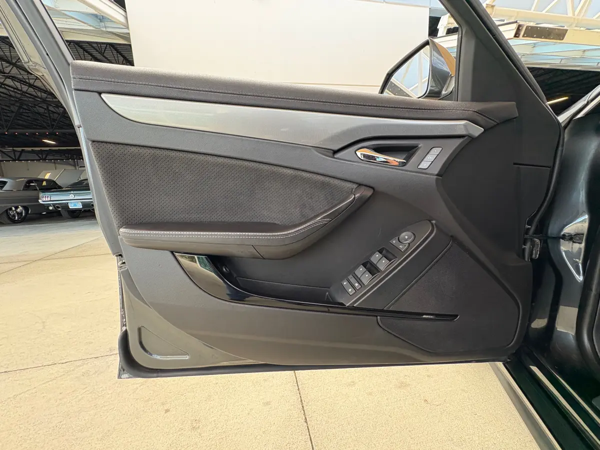Vehicle photo 30