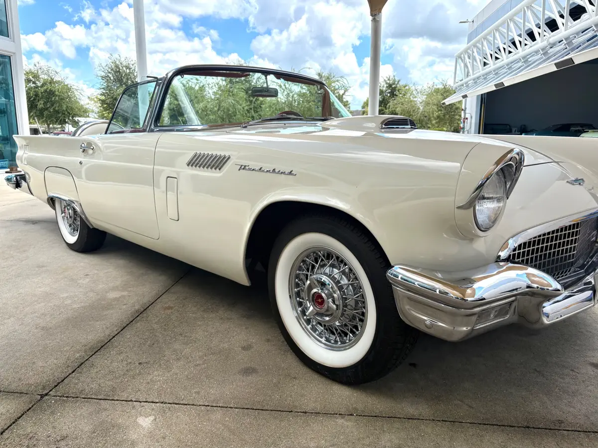 Vehicle photo 19