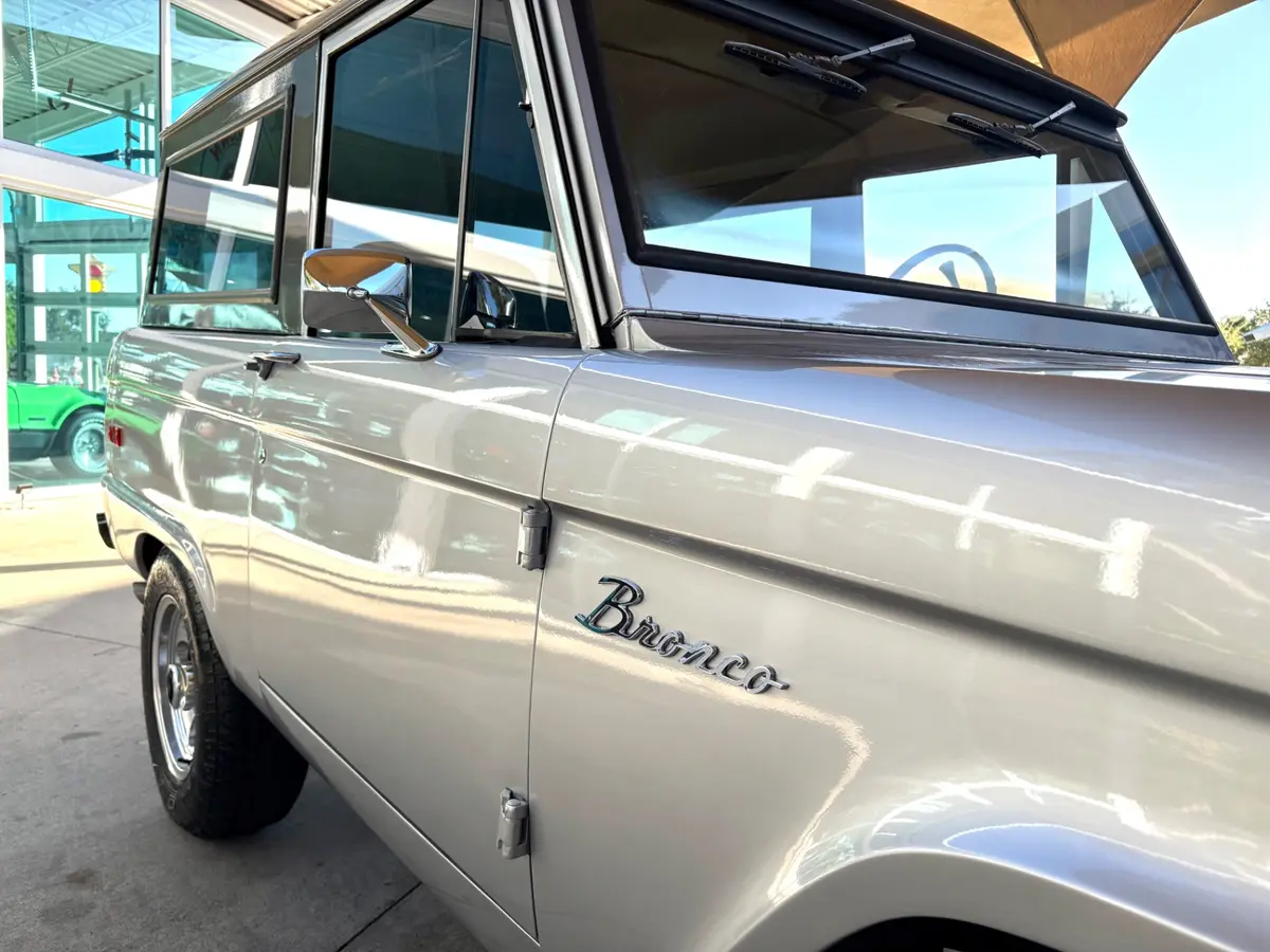 Vehicle photo 18