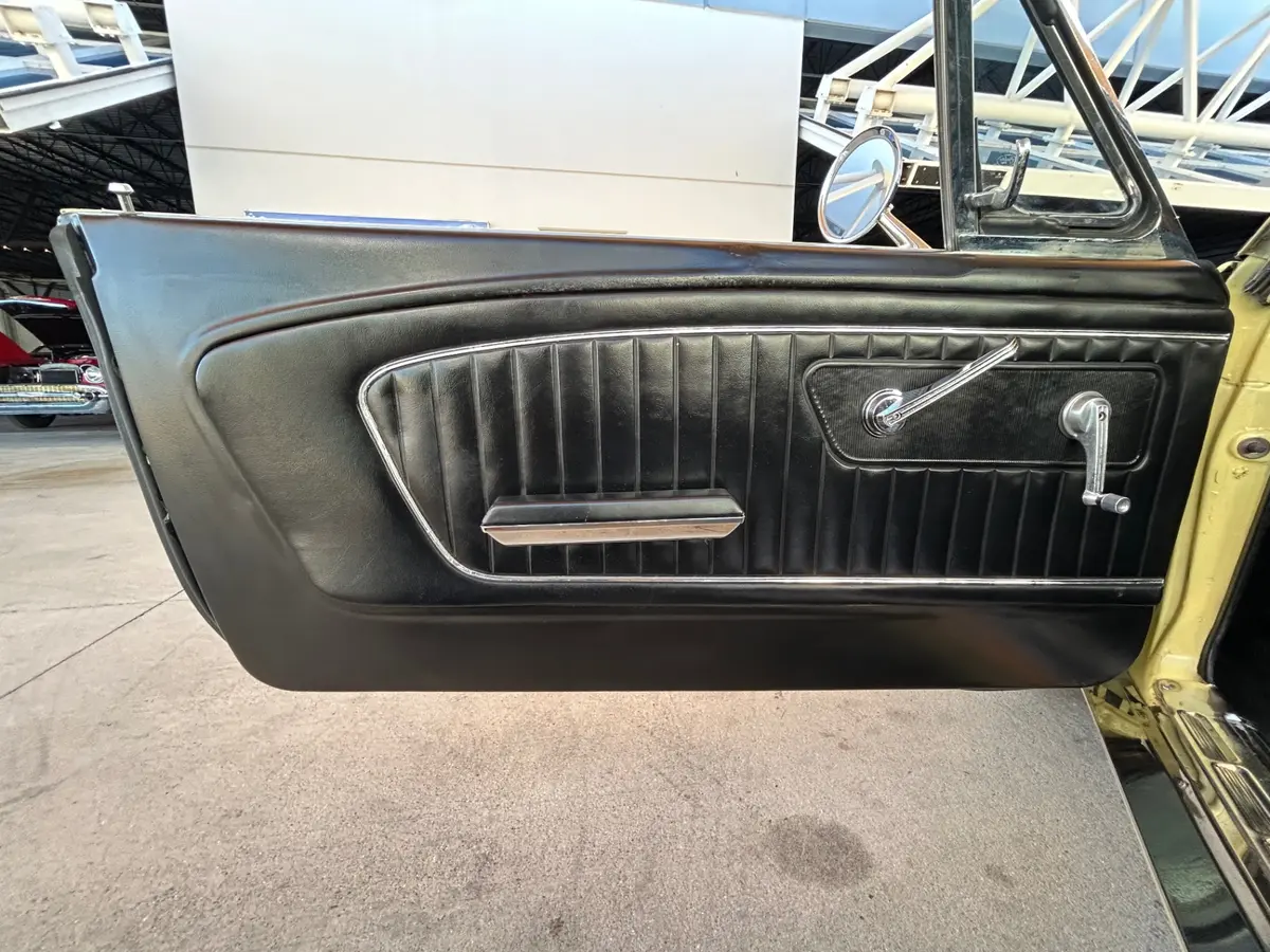 Vehicle photo 24