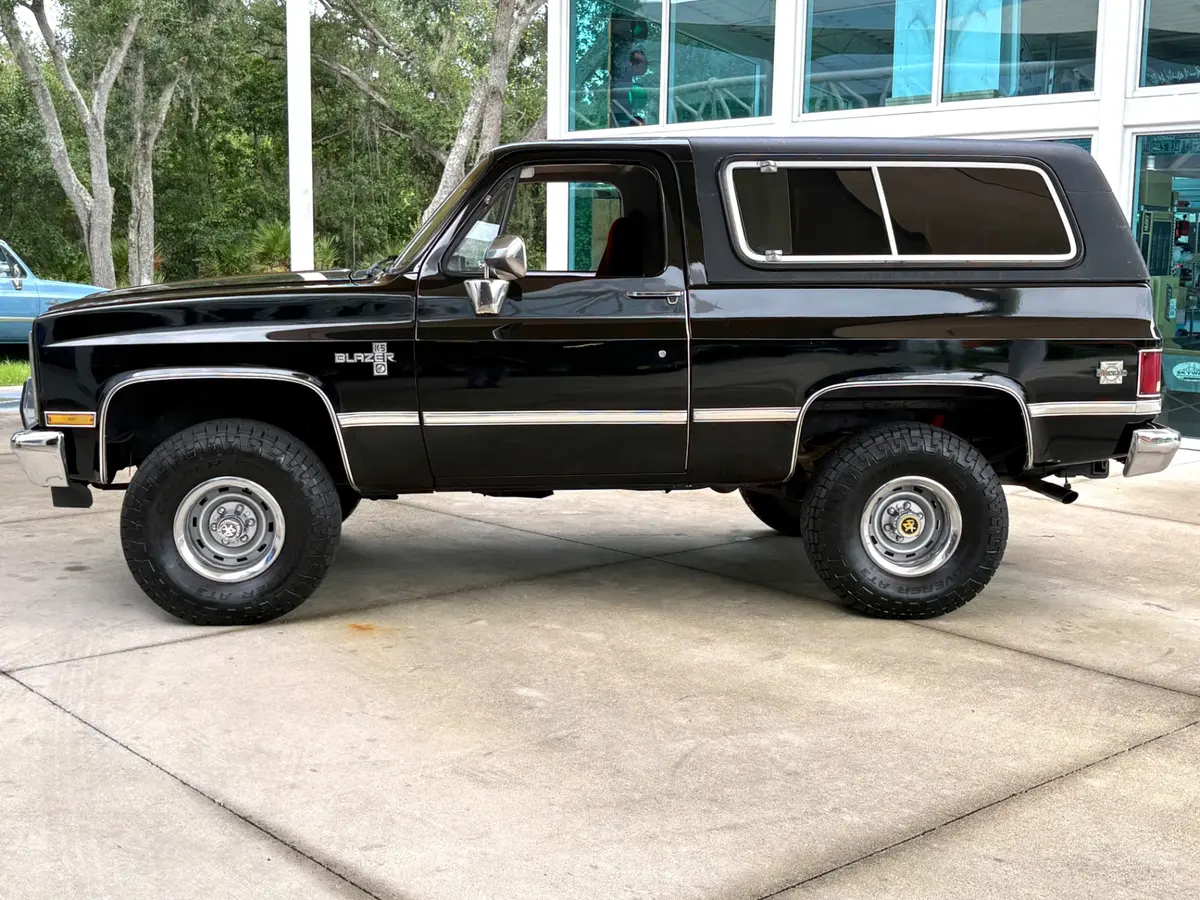 Vehicle photo 10