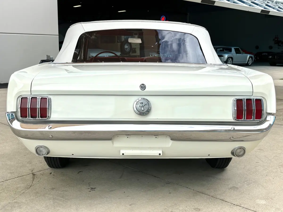 Vehicle photo 23
